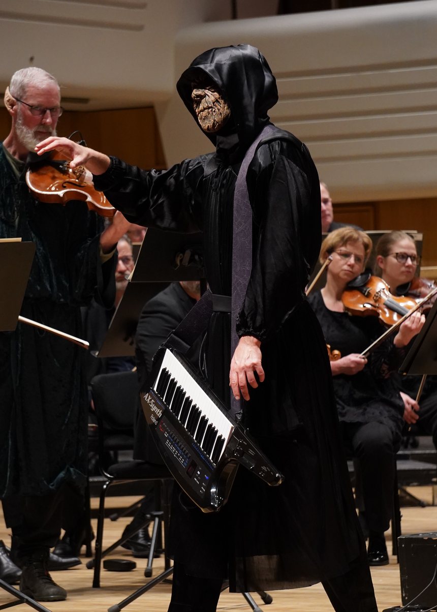 Mathias Madsen Munch on stage with keytar